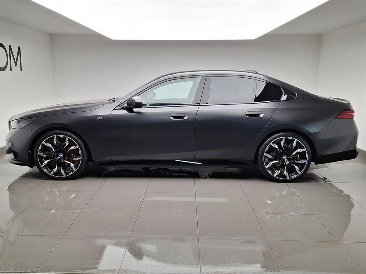 Автомобиль BMW 5 серии VIII поколение (G60) 3.0d AT 4WD (303 л.с.) Base Серый 2026 