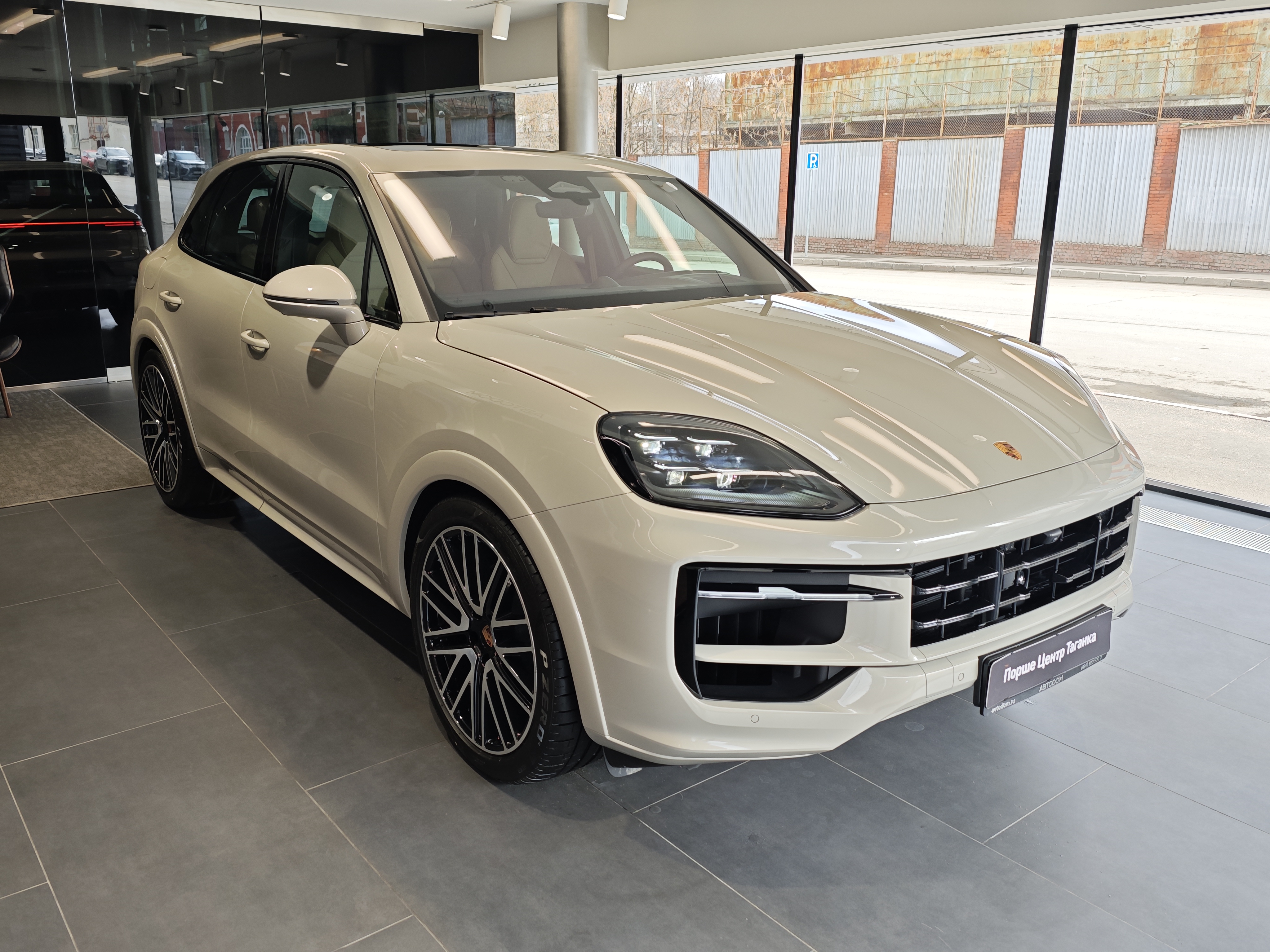 Автомобиль Porsche Cayenne III [рестайлинг] 3.0 AT 4WD (353 л.с.) Black Edition Бежевый 2025 