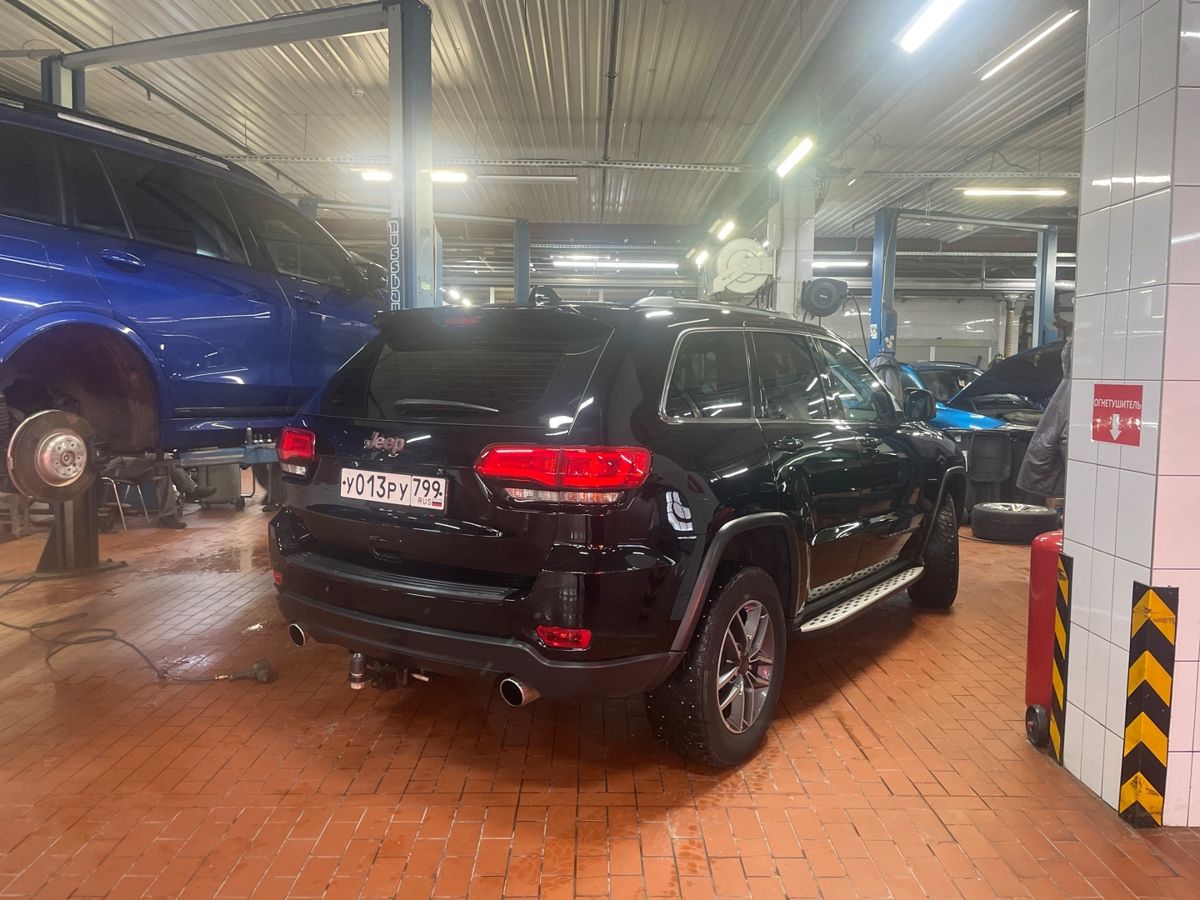 Автомобиль Jeep Grand Cherokee IV (WK2) [рестайлинг] 3.0 AT 4WD (238 л.с.) Limited Чёрный 2019 с пробегом 123 560 км