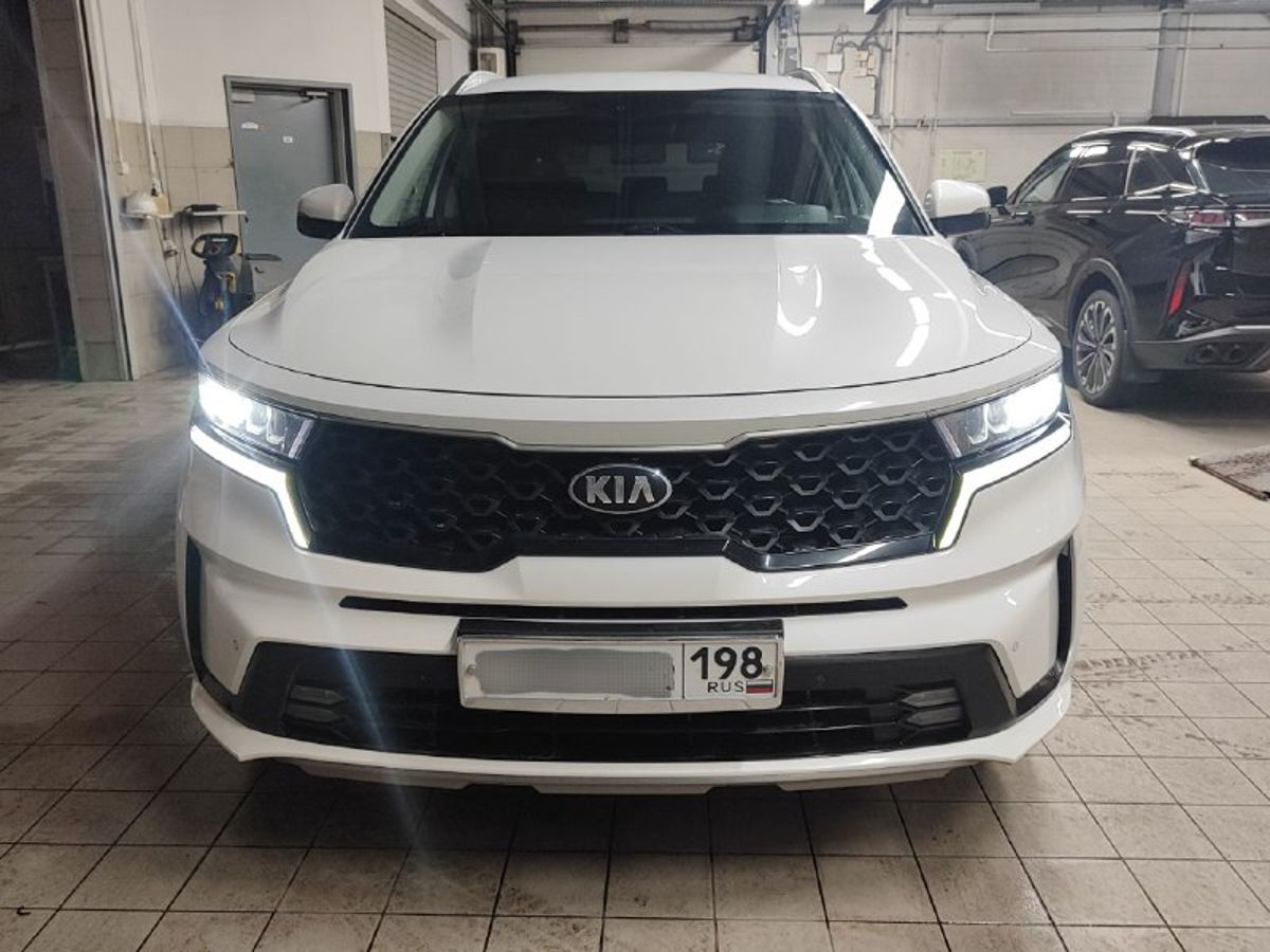 Автомобиль Kia Sorento IV поколение 2.5 AT 4WD (180 л.с.) Luxe (2020-2021) Белый 2021 с пробегом 83 694 км