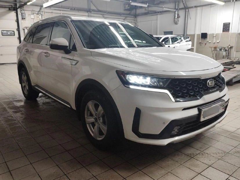 Автомобиль Kia Sorento IV поколение 2.5 AT 4WD (180 л.с.) Luxe (2020-2021) Белый 2021 с пробегом 83 694 км