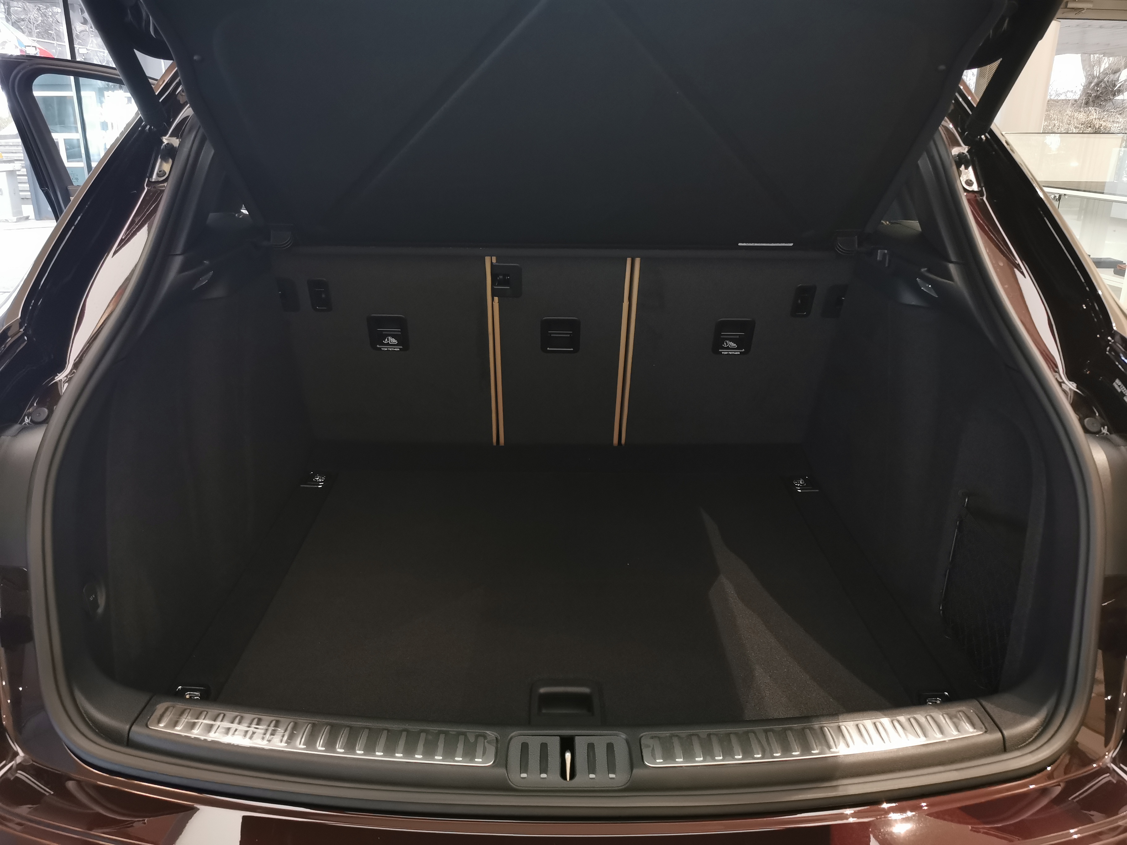 Автомобиль Porsche Macan I [2-й рестайлинг] 2.0 AMT 4WD (265 л.с.) T Красный  