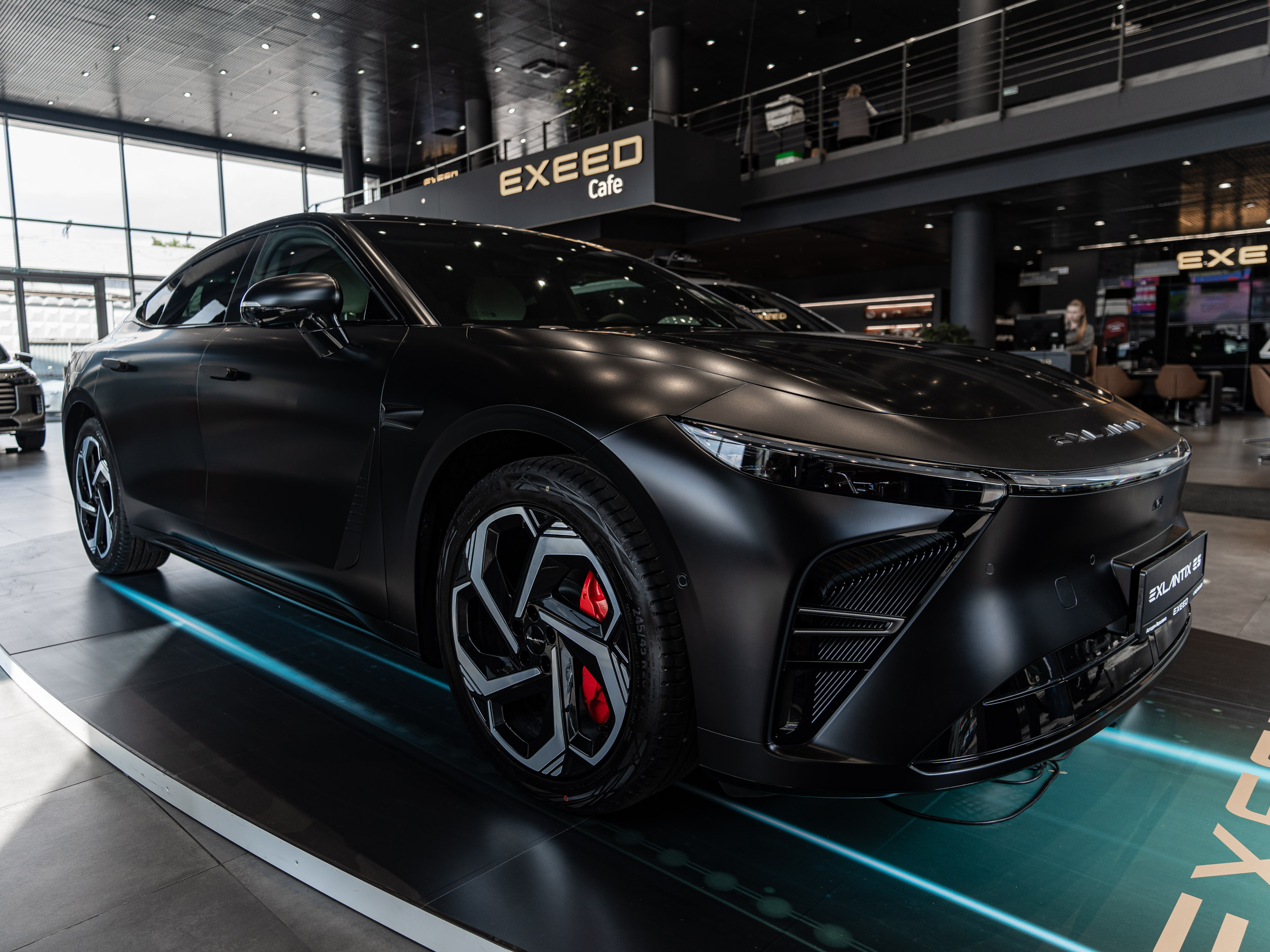 Автомобиль EXEED EXLANTIX ES I поколение 1.5hyb AT 4WD (469 л.с.) TOP Чёрный 2025 