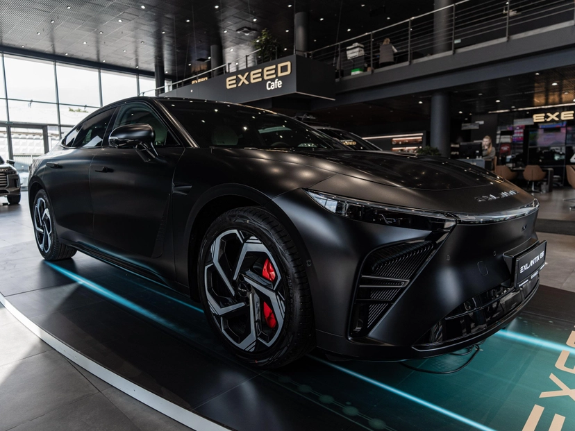 Автомобиль EXEED EXLANTIX ES I поколение 1.5hyb AT 4WD (469 л.с.) TOP Чёрный 2025