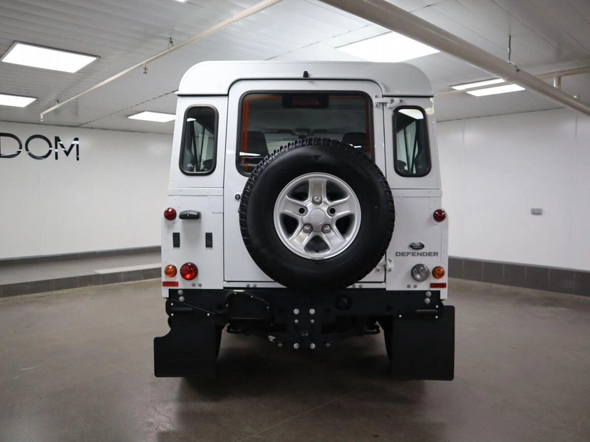 Автомобиль Land Rover Defender I [рестайлинг] 2.2d MT 4WD (122 л.с.) Base Белый 2015 с пробегом 10 142 км