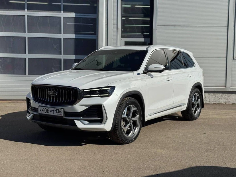 Автомобиль Geely Monjaro I поколение 2.0 AT 4WD (238 л.с.) Флагман Белый 2024 с пробегом 32 000 км
