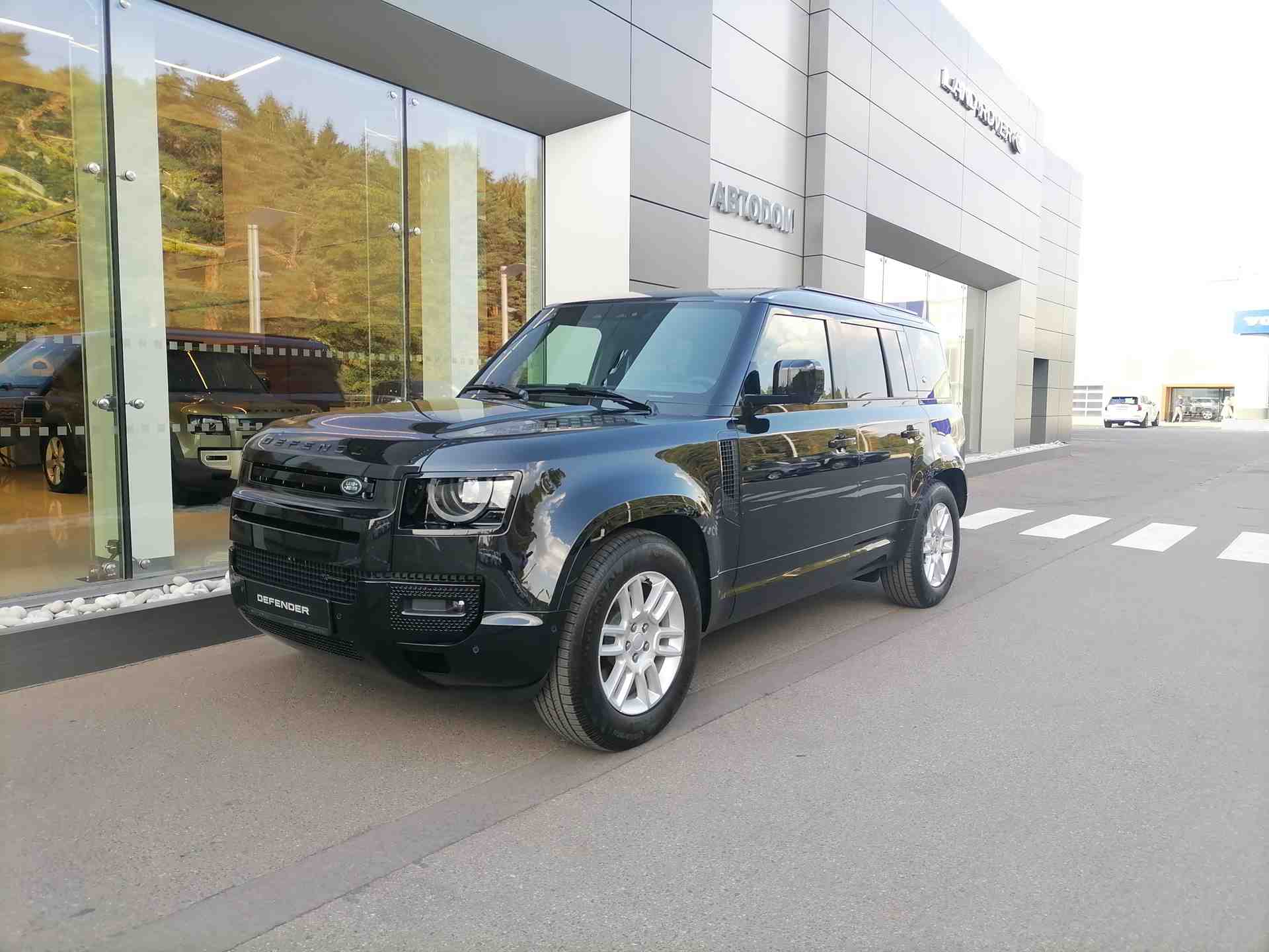 Автомобиль Land Rover Defender II поколение 3.0d AT 4WD (249 л.с.) X-Dynamic SE Черный 2022 новый