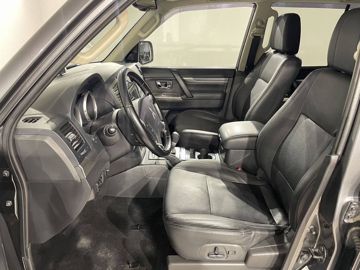 Mitsubishi Pajero IV [2-й рестайлинг] 3.0 AT 4WD (178 л.с.) GLS Серый 2015 с пробегом 91 914 км