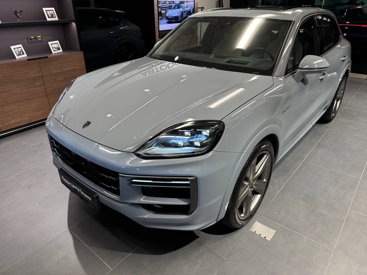 Автомобиль Porsche Cayenne III [рестайлинг] Turbo E-Hybrid 4.0hyb AT 4WD (739 л.с.) Turbo E-Hybrid Серый 2025 