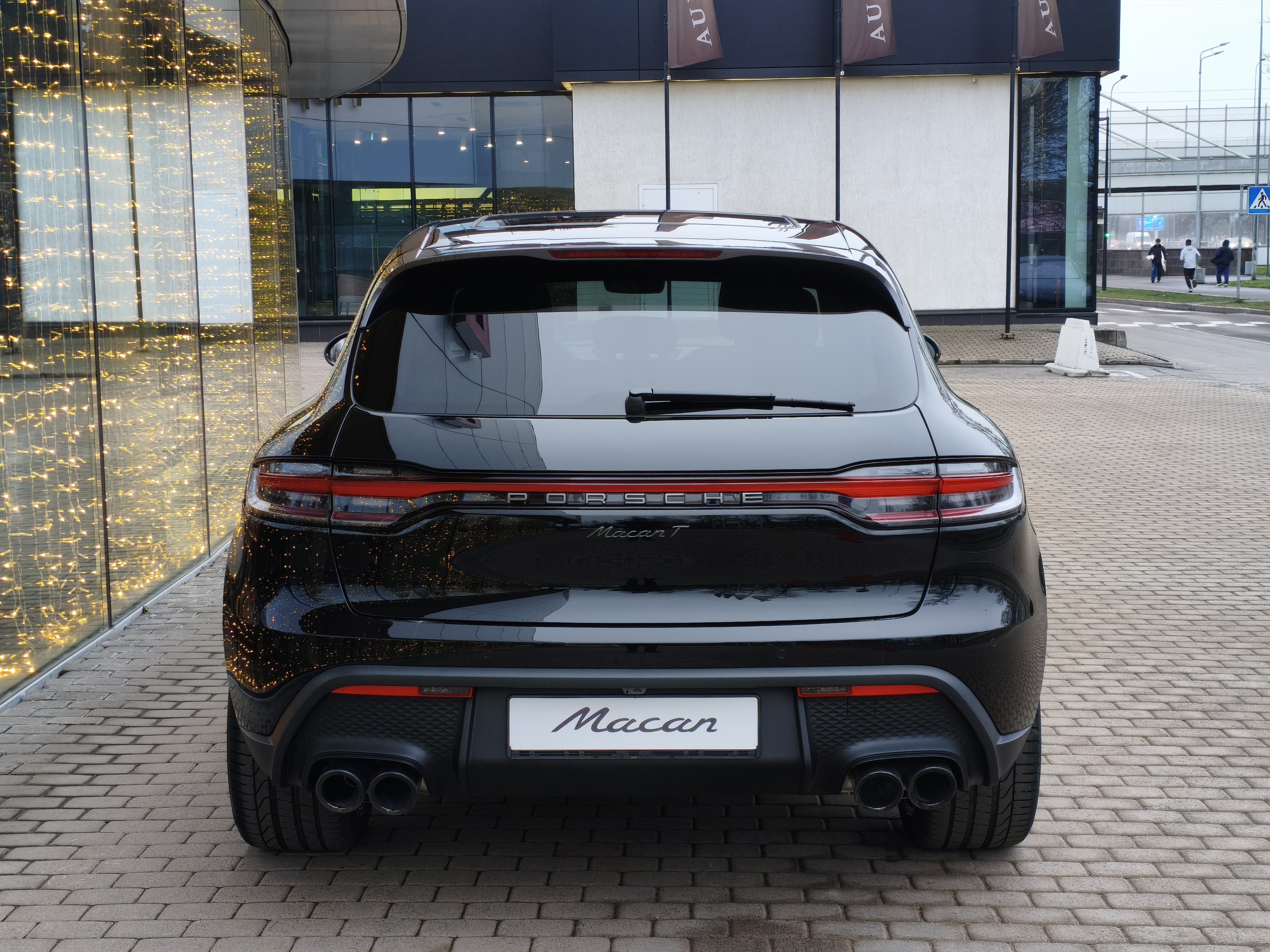 Автомобиль Porsche Macan I [2-й рестайлинг] 2.0 AMT 4WD (265 л.с.) T Чёрный 2025 