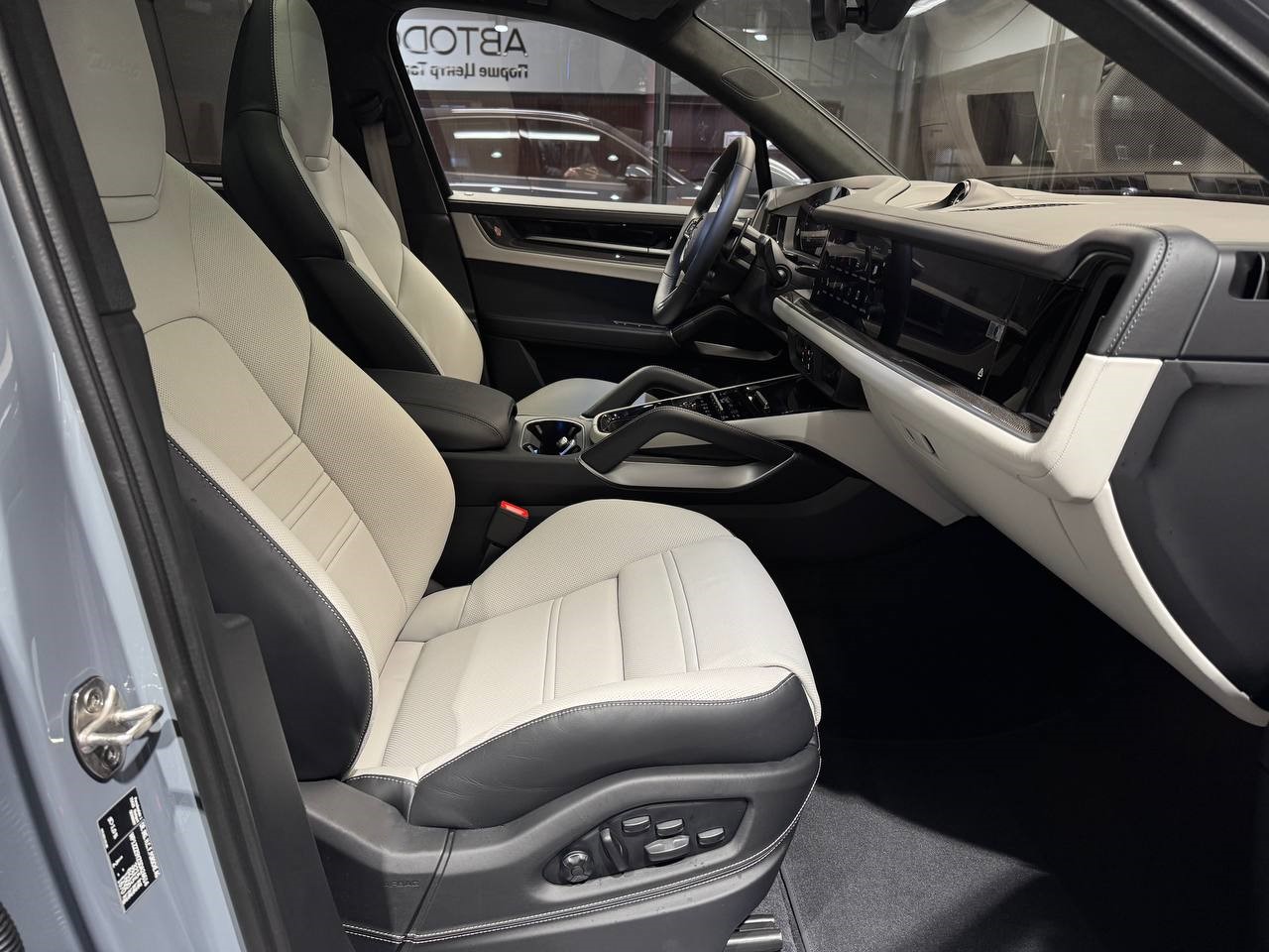 Автомобиль Porsche Cayenne III [рестайлинг] Turbo E-Hybrid 4.0hyb AT 4WD (739 л.с.) Turbo E-Hybrid Серый 2025 