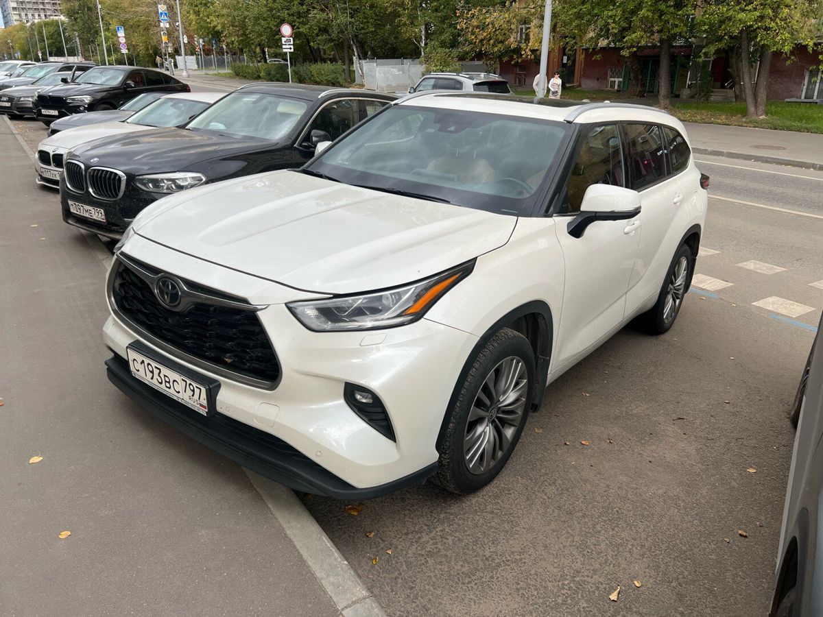 Toyota Highlander IV поколение 3.5 AT 4WD (249 л.с.) Luxe Safety Белый 2021 с пробегом 113 052 км