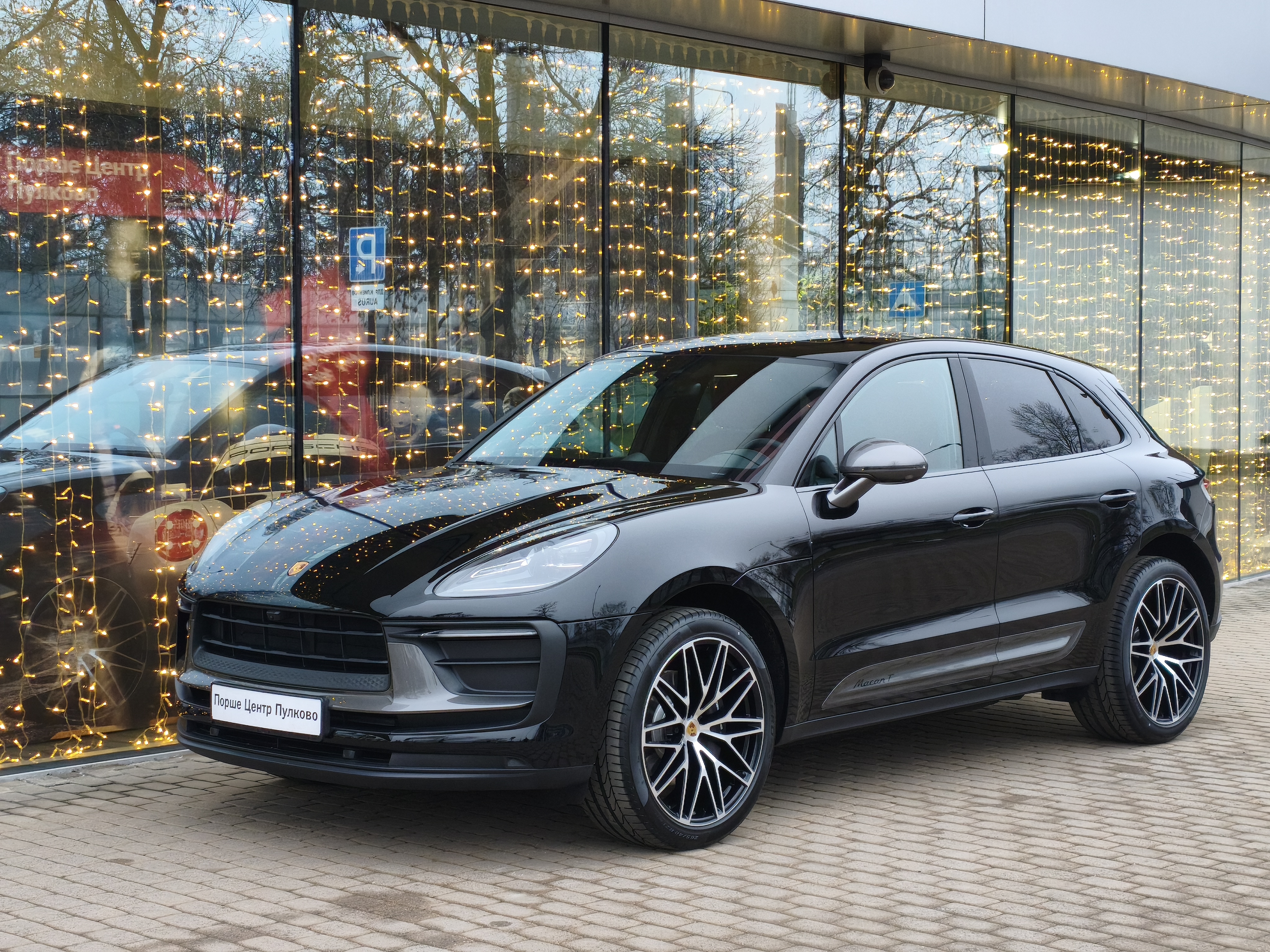 Автомобиль Porsche Macan I [2-й рестайлинг] 2.0 AMT 4WD (265 л.с.) T Чёрный 2025 