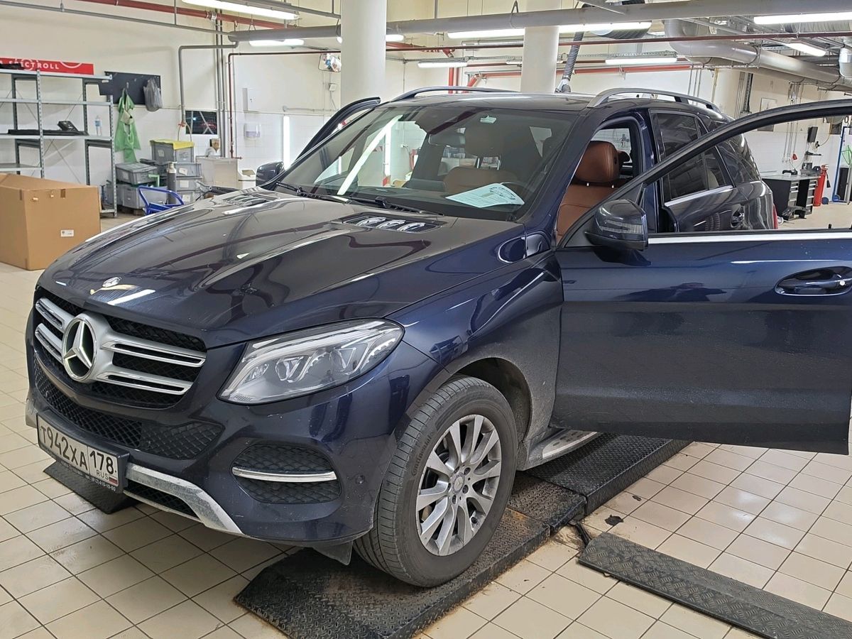 Mercedes-Benz GLE I поколение (W166) 300 3.5 AT 4Matic (249 л.с.) Особая серия Синий 2016 с пробегом 127 000 км