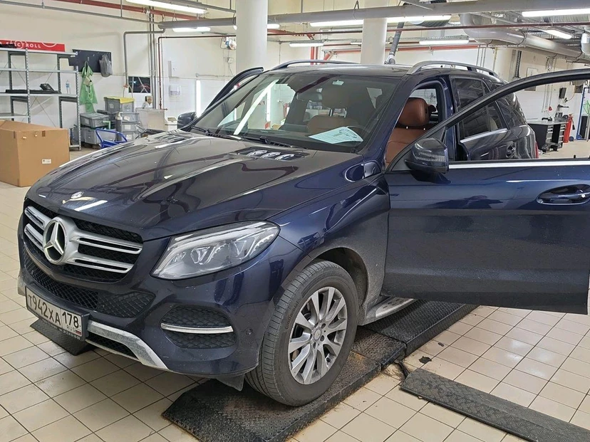Mercedes-Benz GLE I поколение (W166) 300 3.5 AT 4Matic (249 л.с.) Особая серия Синий 2016 с пробегом 127 000 км