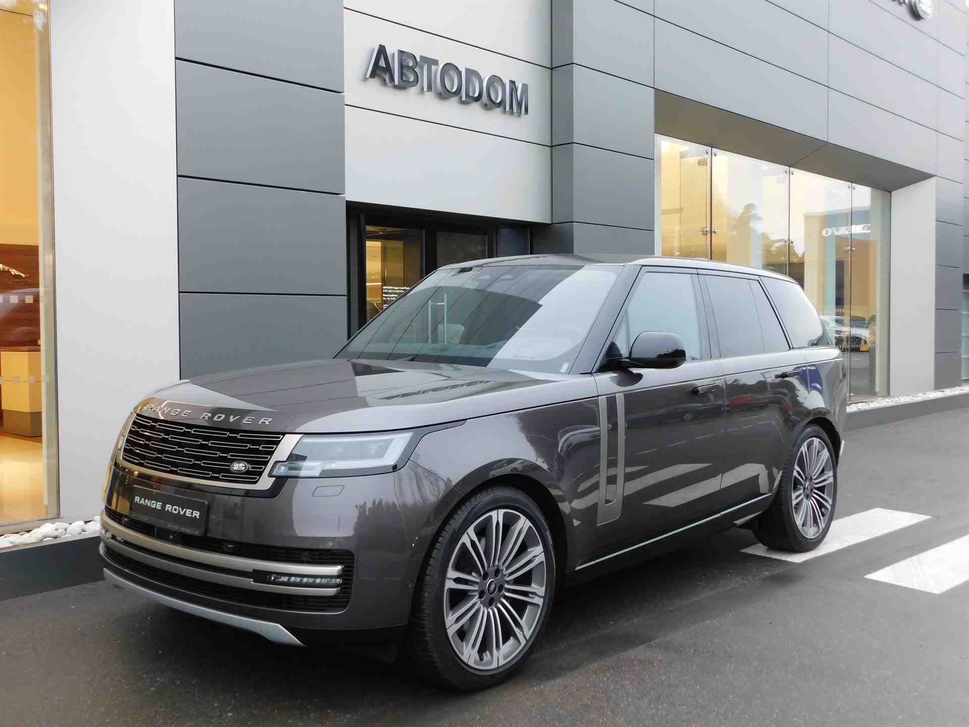 Автомобиль Land Rover Range Rover V поколение 3.0d AT 4WD (350 л.с.) HSE Серый 2022 новый