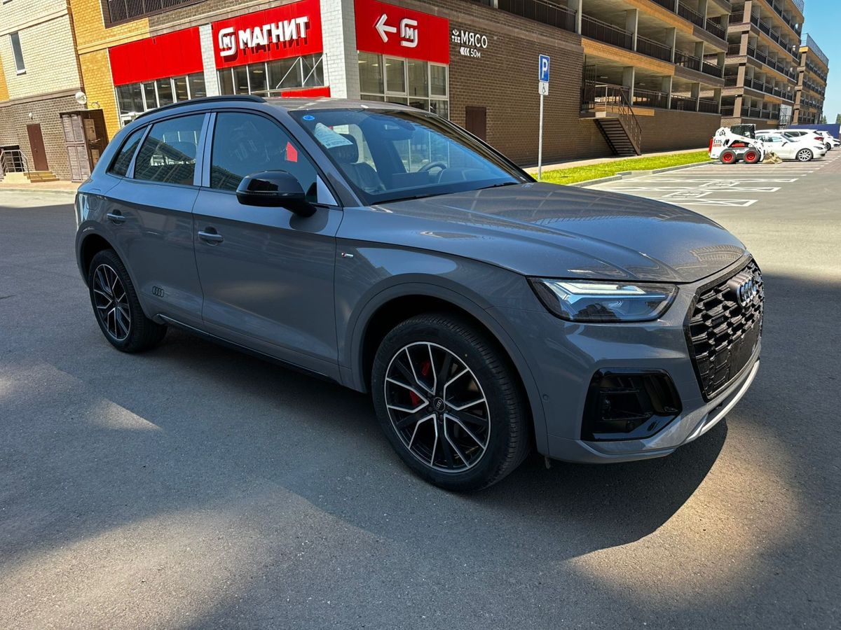 Автомобиль Audi Q5 II (FY) [рестайлинг] 2.0 AMT 4WD (245 л.с.) Premium Edition Серый 2025 