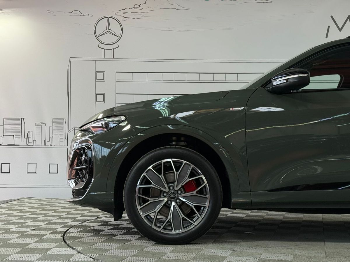 Автомобиль Audi Q5 III поколение 2.0 AMT 4WD (204 л.с.) Exclusive Зелёный 2026 с пробегом 50 км