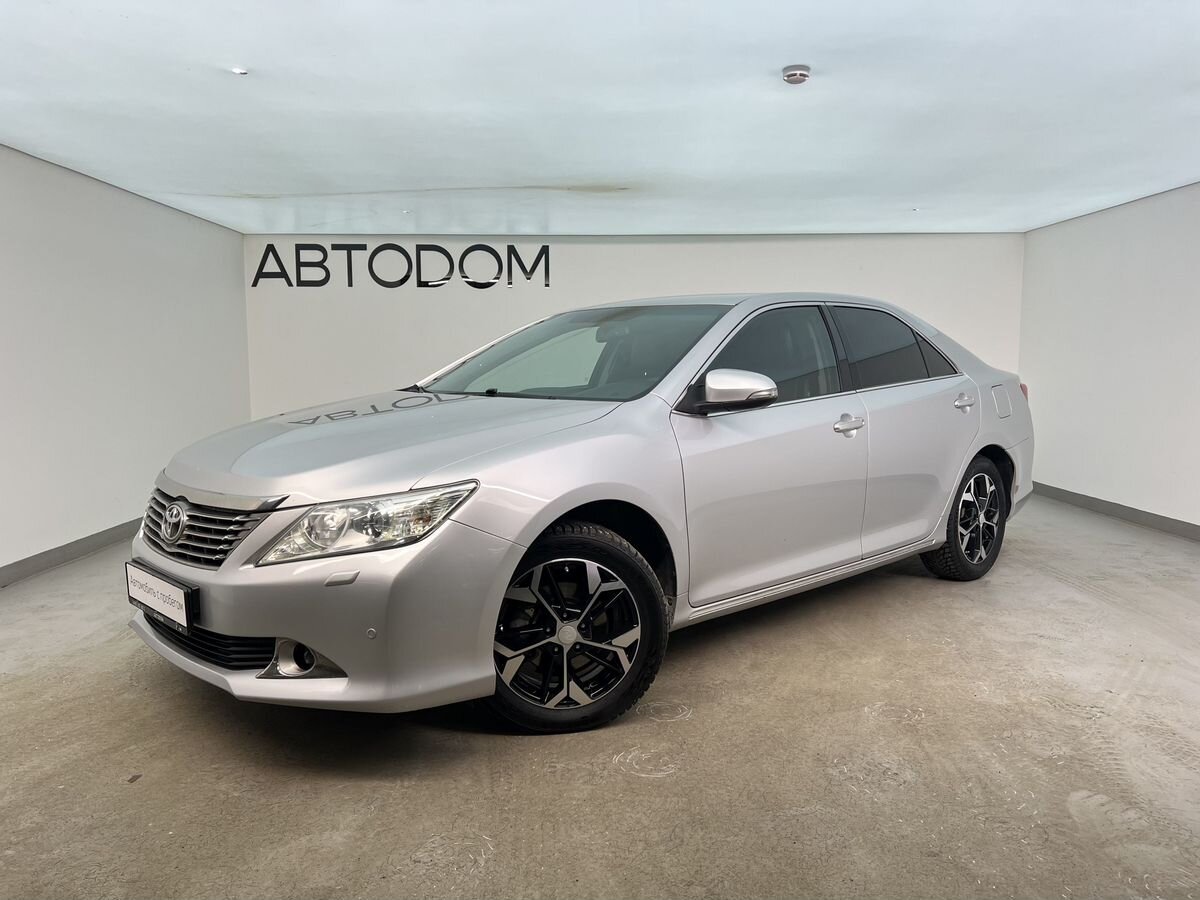 Автомобиль Toyota Camry VII поколение (XV50) 3.5 AT (277 л.с.) Base Серебристый 2011 с пробегом 205 815 км