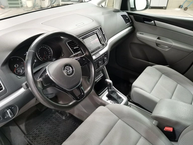 Автомобиль Volkswagen Sharan II [рестайлинг] 2.0d AMT (150 л.с.) Base Белый 2018 с пробегом 71227 км