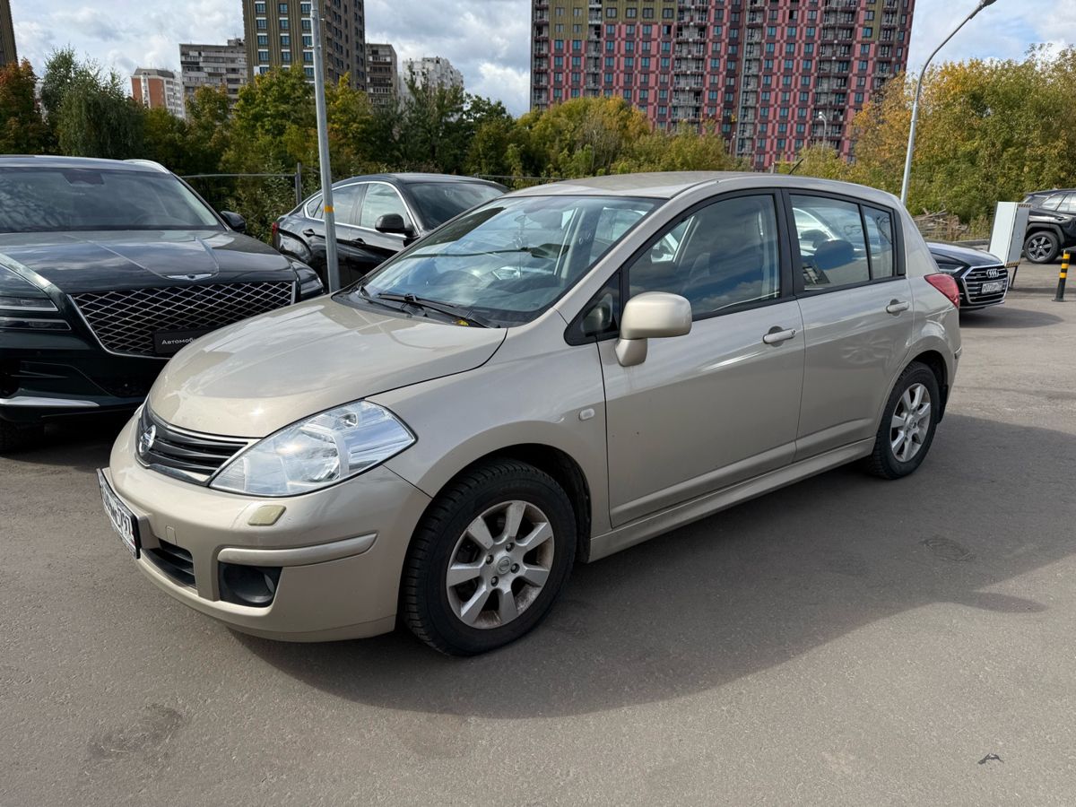 Nissan Tiida I (C11) [рестайлинг] 1.6 AT (110 л.с.) Base Серебристый 2011 с пробегом 27 025 км