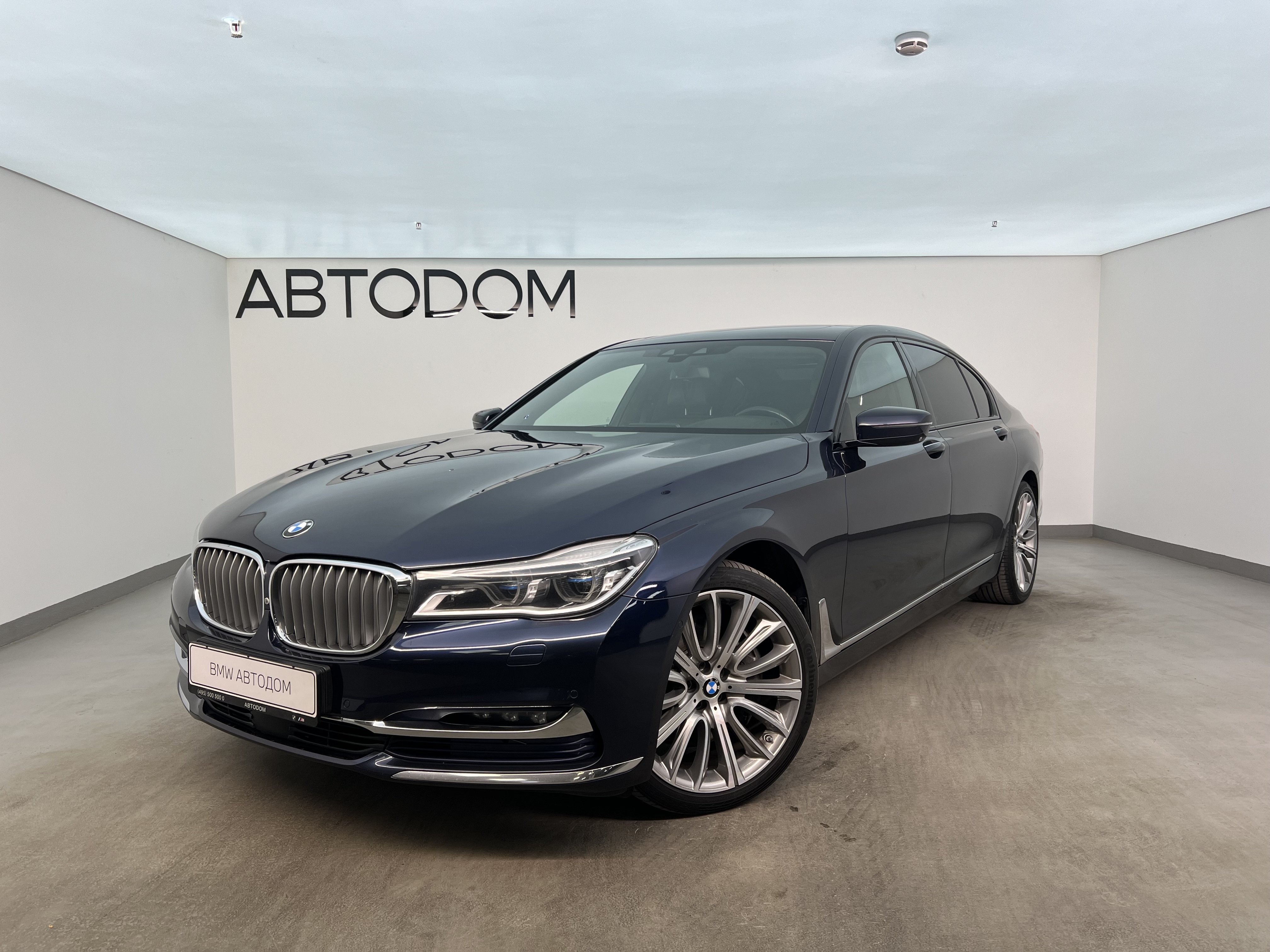 Автомобиль BMW 7 серии VI поколение (G11/G12) 750L 4.4 AT 4WD (450 л.с.) Executive Синий 2016 с пробегом 104 000 км