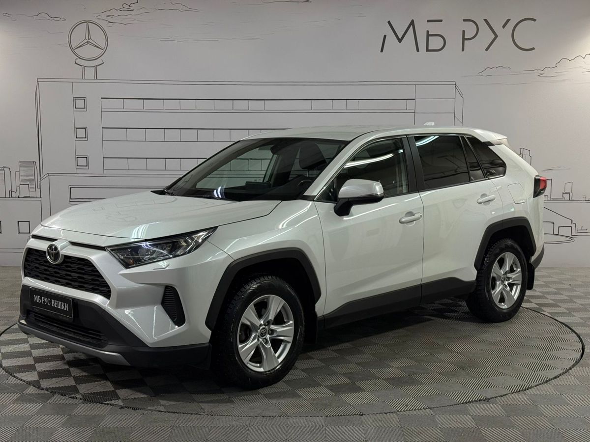 Автомобиль Toyota RAV4 V поколение (XA50) 2.0 MT (149 л.с.) Стандарт Белый 2021 с пробегом 152 000 км