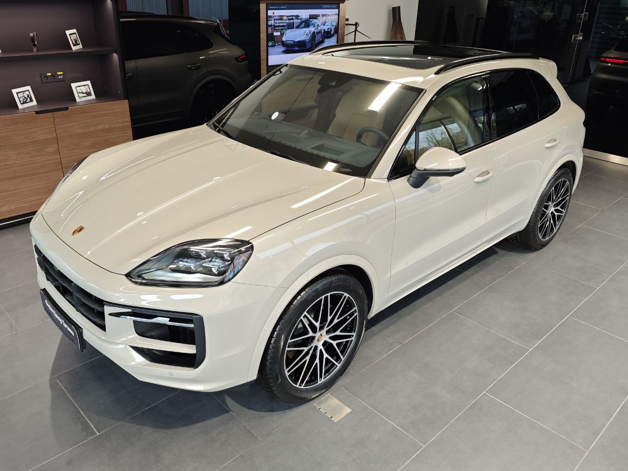 Автомобиль Porsche Cayenne III [рестайлинг] 3.0 AT 4WD (353 л.с.) Base Бежевый 2025 