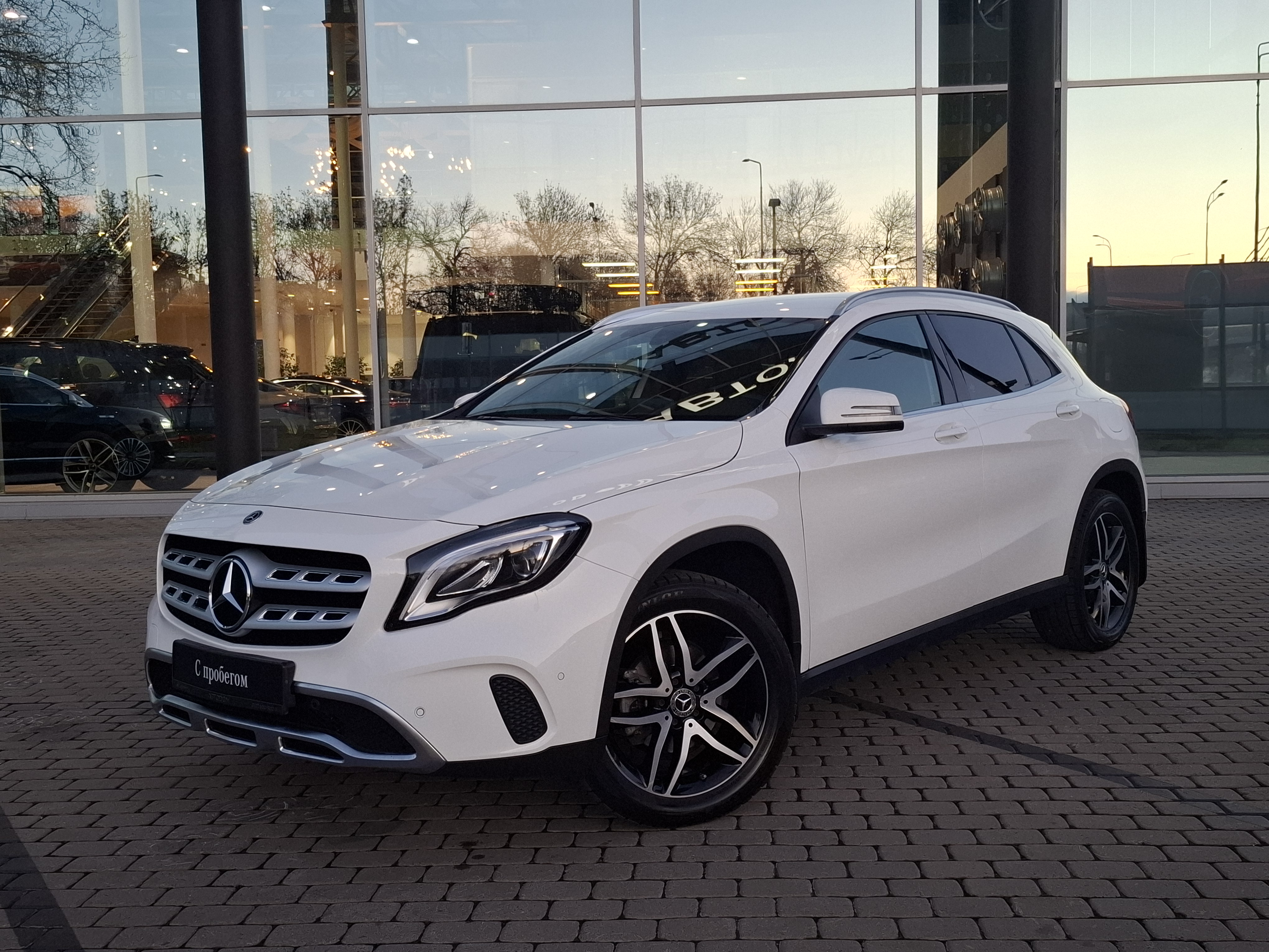 Автомобиль Mercedes-Benz GLA I (X156) [рестайлинг] 200 1.6 AMT (150 л.с.) Urban Night Edition Белый 2018 с пробегом 28 483 км