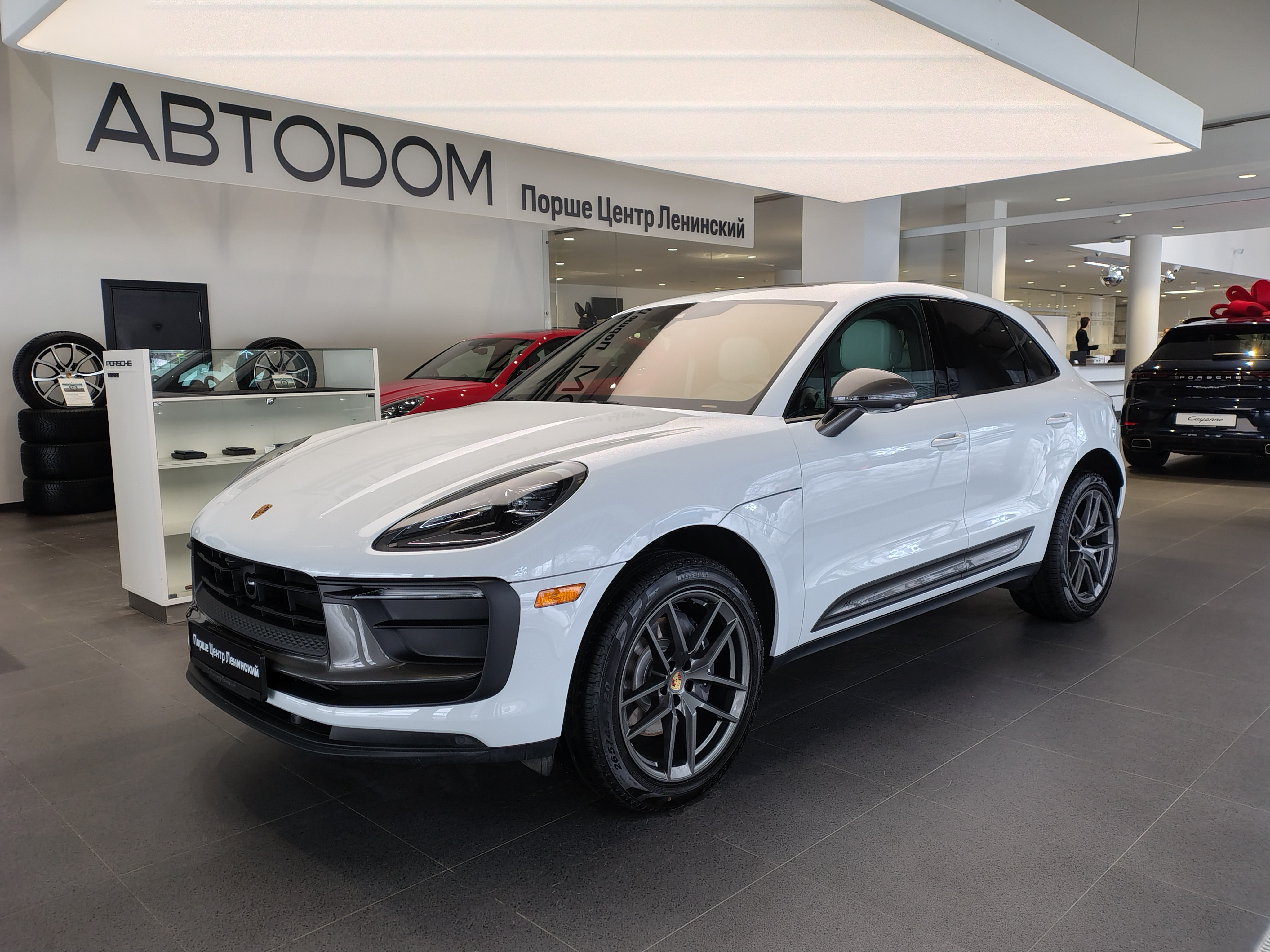 Автомобиль Porsche Macan I [2-й рестайлинг] 2.0 AMT 4WD (265 л.с.) T Белый 2025 