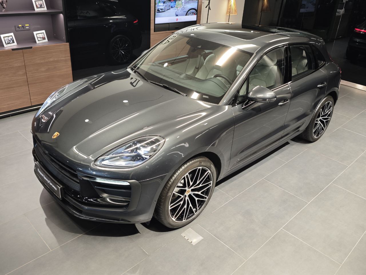 Автомобиль Porsche Macan I [2-й рестайлинг] 2.0 AMT 4WD (265 л.с.) T Серый  