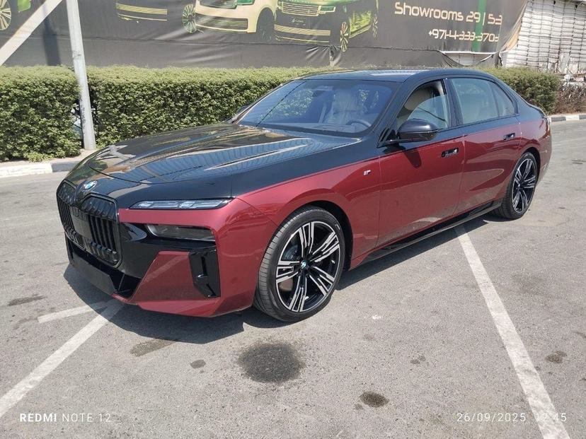 Автомобиль BMW 7 серии VII поколение (G70) 4.4 AT 4WD (544 л.с.) Base Чёрный 2025