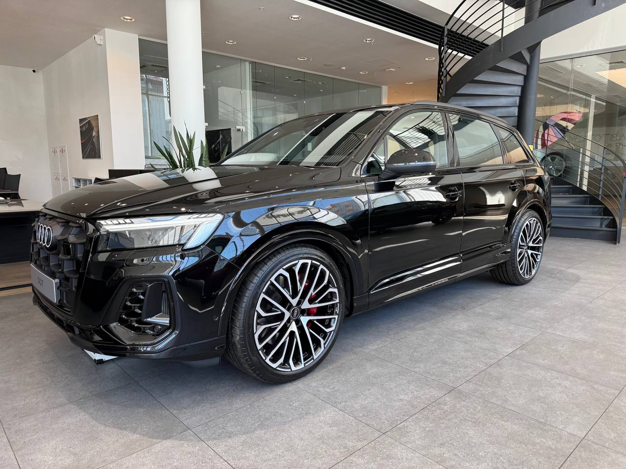 Audi SQ7 I (4M) [2-й рестайлинг] 4.0 AT 4WD (507 л.с.) TFSI Tiptronic Чёрный 2025 