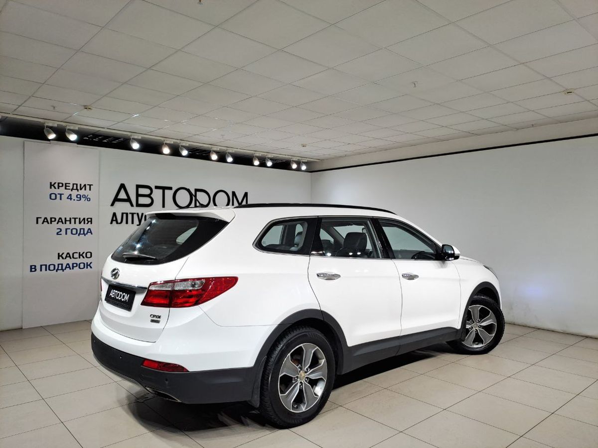 Автомобиль Hyundai Santa Fe III поколение (DM) 2.2d AT 4WD (197 л.с.) Family Белый 2015 с пробегом 211 306 км