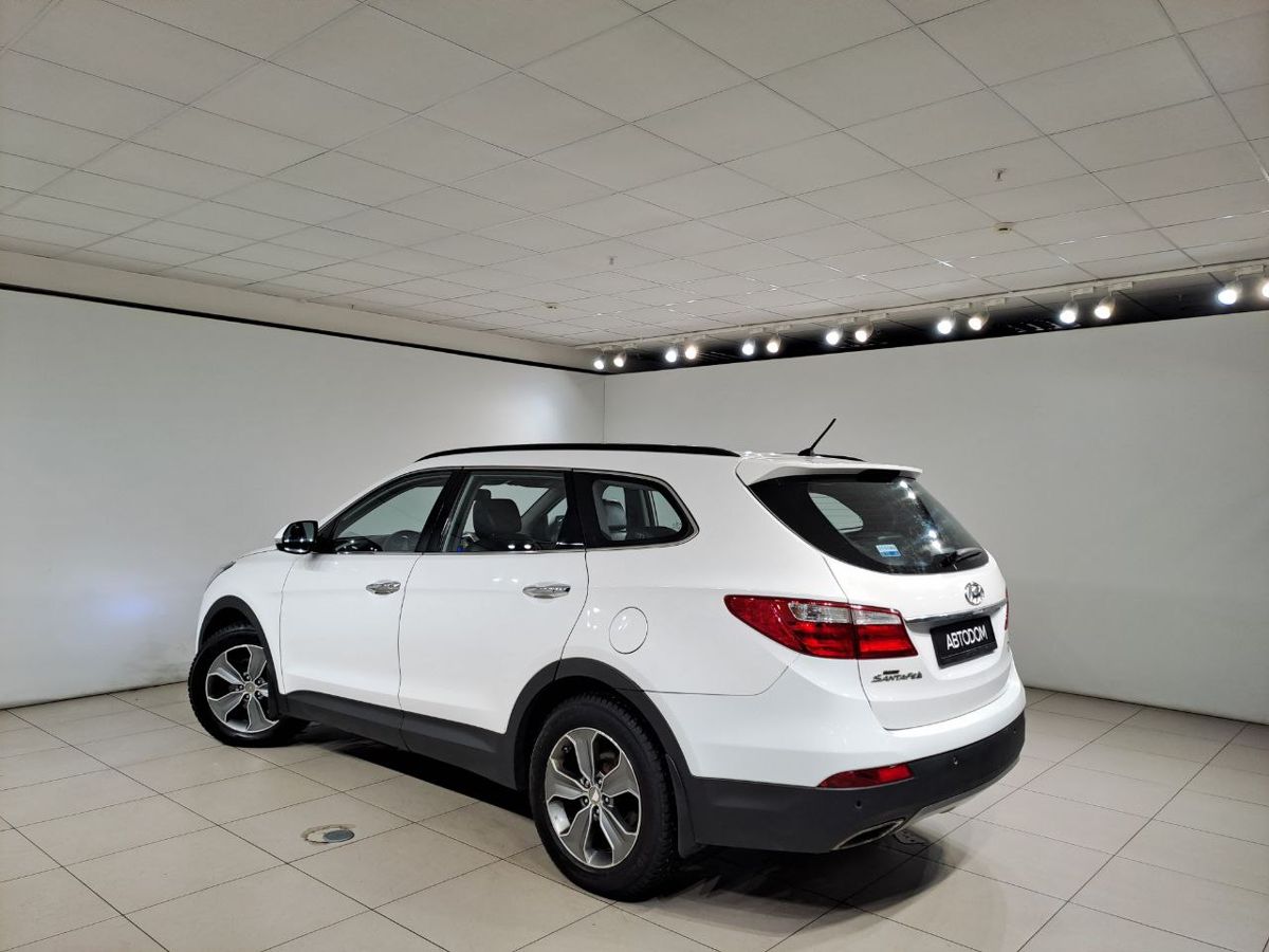 Автомобиль Hyundai Santa Fe III поколение (DM) 2.2d AT 4WD (197 л.с.) Family Белый 2015 с пробегом 211 306 км