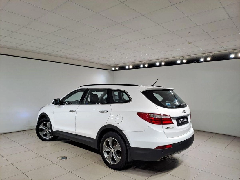 Автомобиль Hyundai Santa Fe III поколение (DM) 2.2d AT 4WD (197 л.с.) Family Белый 2015 с пробегом 211 306 км