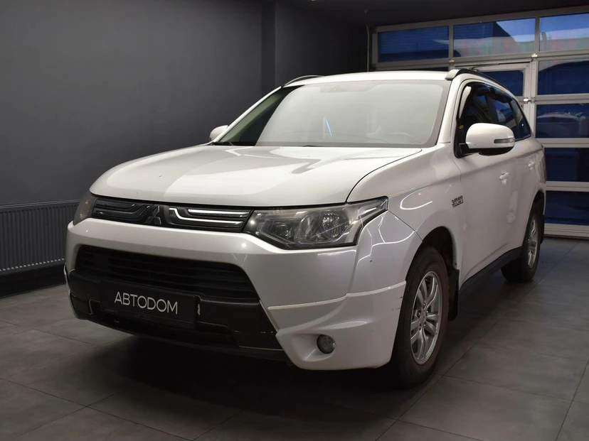 Mitsubishi Outlander III поколение 2.0 CVT 4WD (146 л.с.) Invite Белый 2014 с пробегом 220 000 км