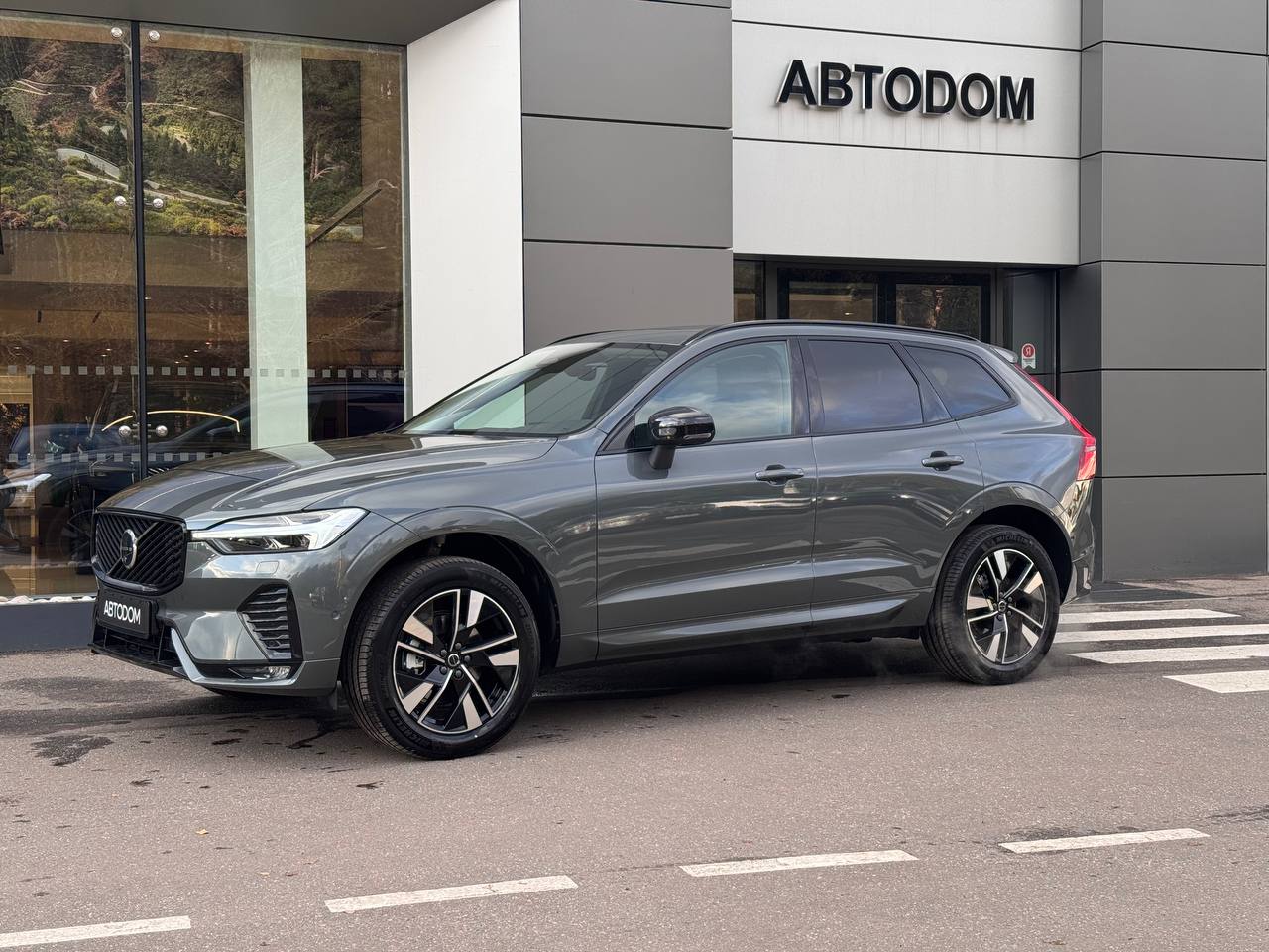 Автомобиль Volvo XC60 II [рестайлинг] 2.0 AT 4WD (249 л.с.) Plus Dark Зелёный 2025 