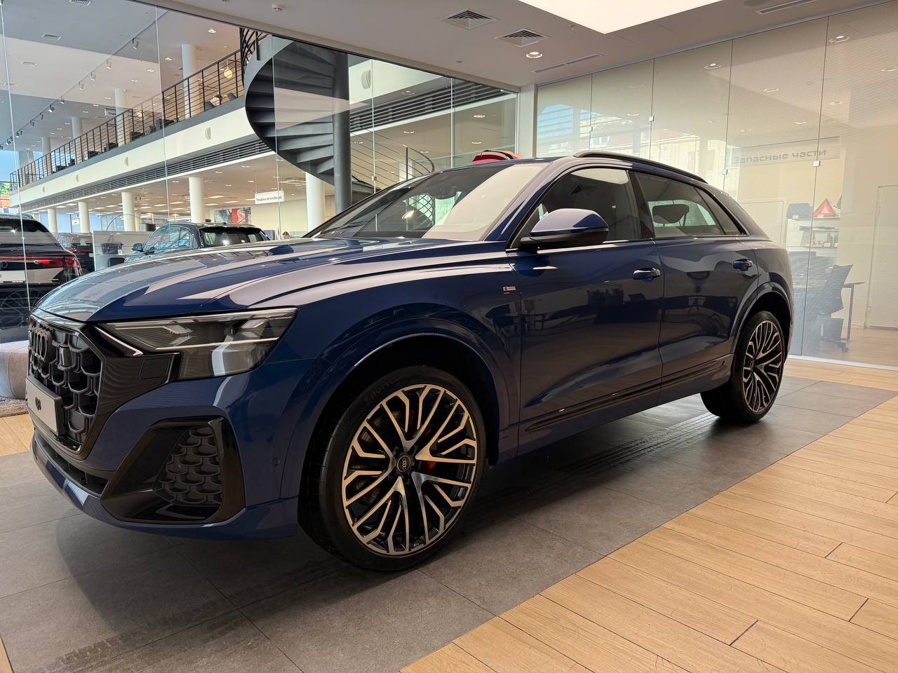 Audi Q8 I (4M) [рестайлинг] 3.0d AT 4WD (249 л.с.) 45 TDI quattro tiptronic Синий 2025 