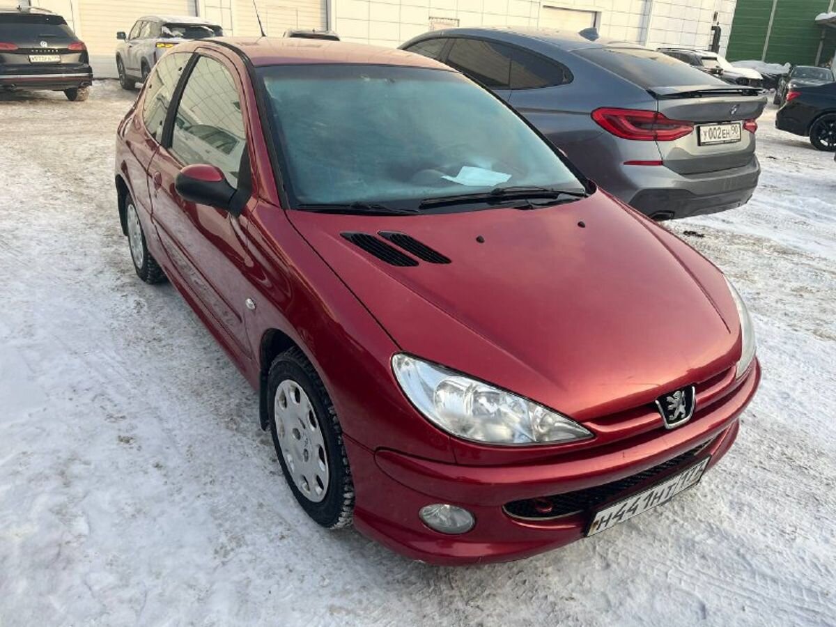 Автомобиль Peugeot 206 I [рестайлинг] 1.4 AT (75 л.с.) Base Красный 2006 с пробегом 118 000 км