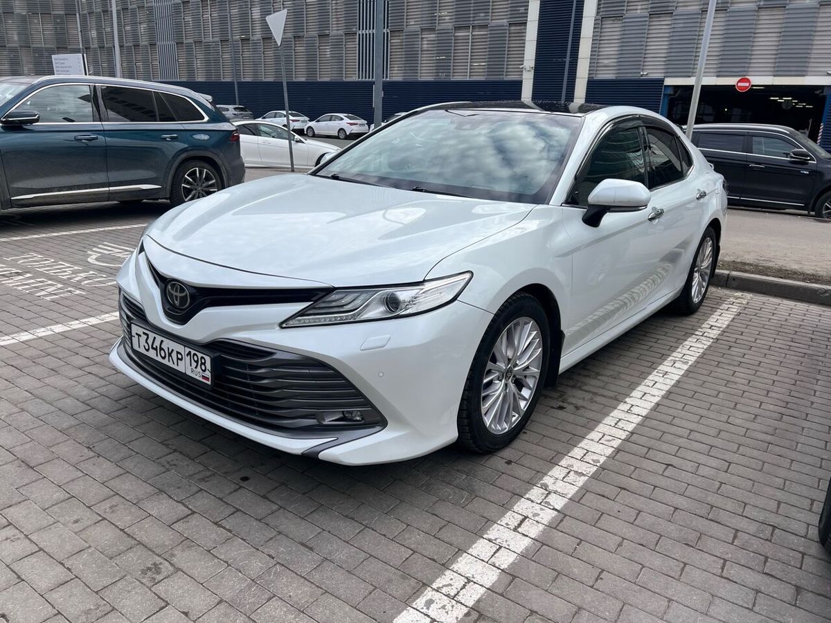 Автомобиль Toyota Camry VIII поколение (XV70) 3.5 AT (249 л.с.) Люкс Safety Белый 2020 с пробегом 88 342 км