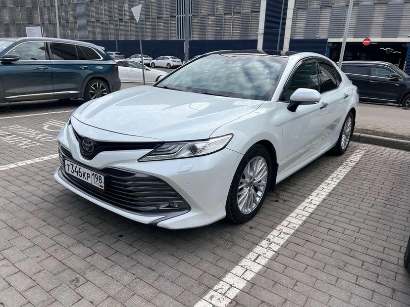 Автомобиль Toyota Camry VIII поколение (XV70) 3.5 AT (249 л.с.) Люкс Safety Белый 2020 с пробегом 88 342 км
