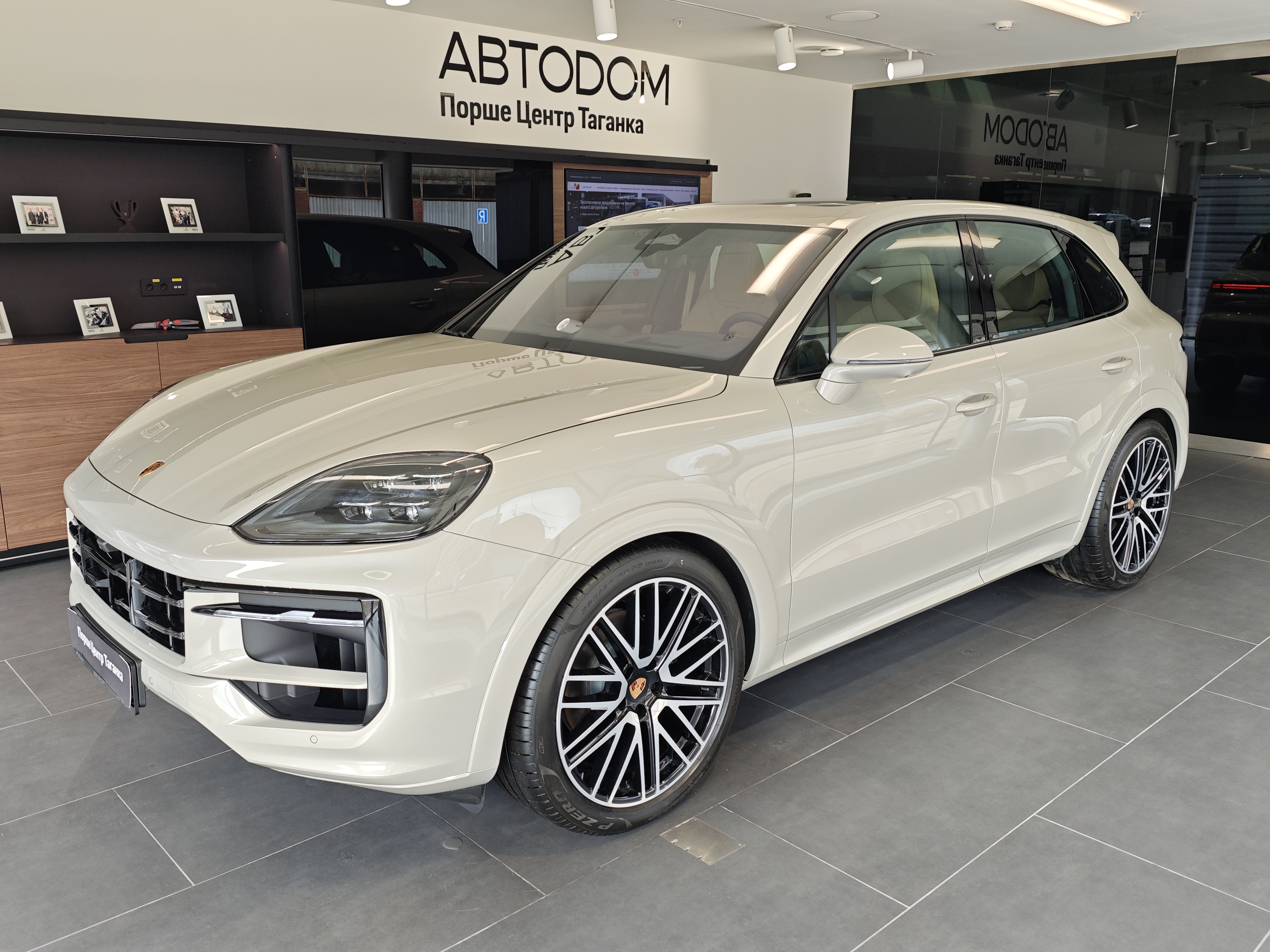 Автомобиль Porsche Cayenne III [рестайлинг] 3.0 AT 4WD (353 л.с.) Black Edition Бежевый 2025 