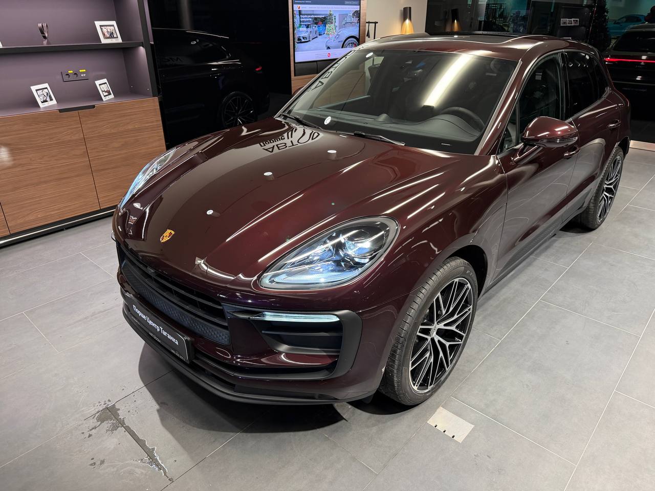 Автомобиль Porsche Macan I [2-й рестайлинг] 2.0 AMT 4WD (265 л.с.) Base Красный 2025 