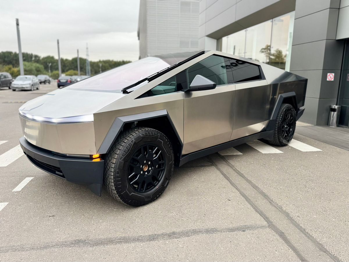 Автомобиль Tesla Cybertruck I поколение 123 kWh Electro AT 4WD (448 кВт) All-Wheel Drive Серый 2024 с пробегом 2 910 км