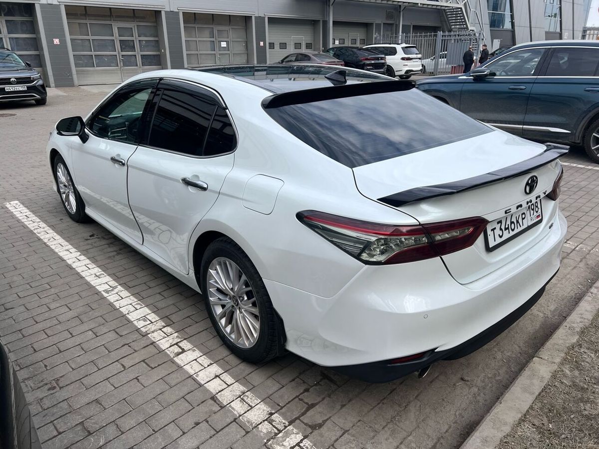 Автомобиль Toyota Camry VIII поколение (XV70) 3.5 AT (249 л.с.) Люкс Safety Белый 2020 с пробегом 88 342 км