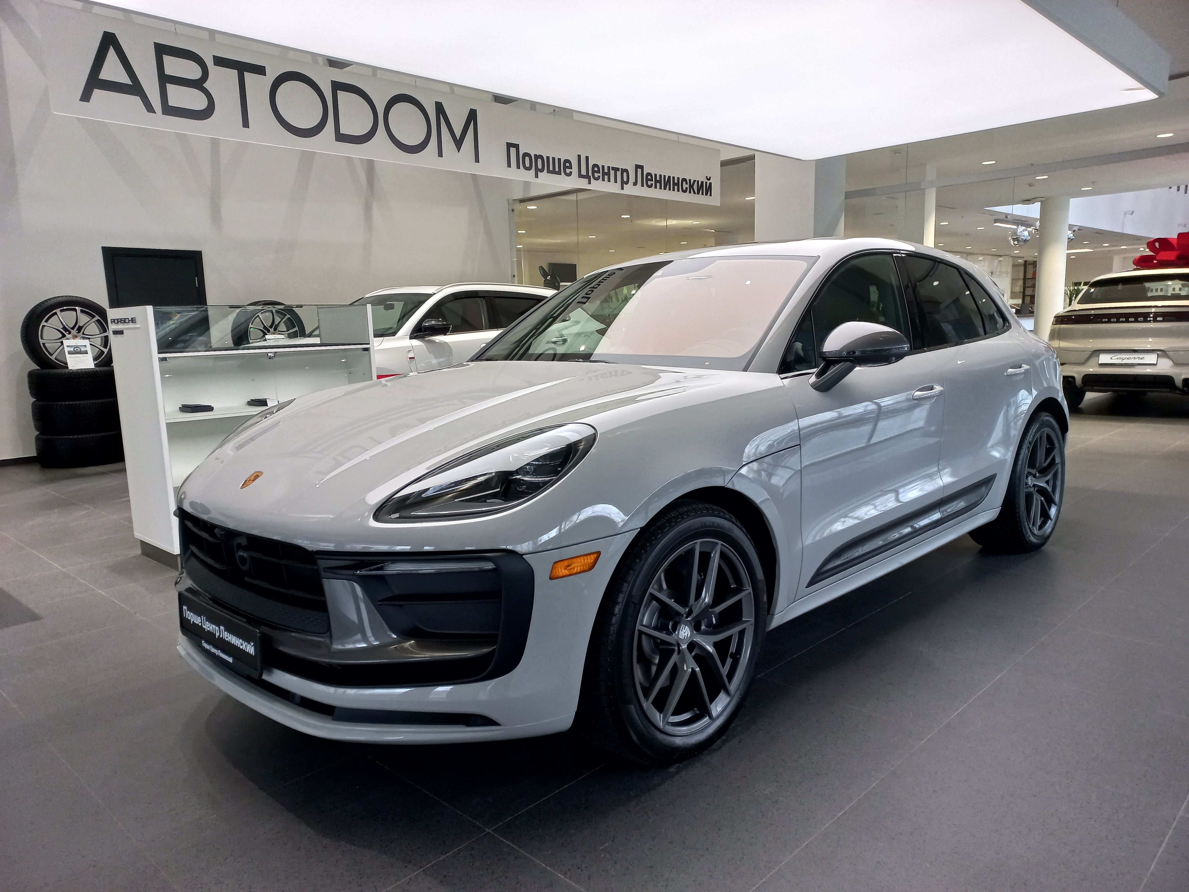 Автомобиль Porsche Macan I [2-й рестайлинг] 2.0 AMT 4WD (265 л.с.) T Серый 2025 