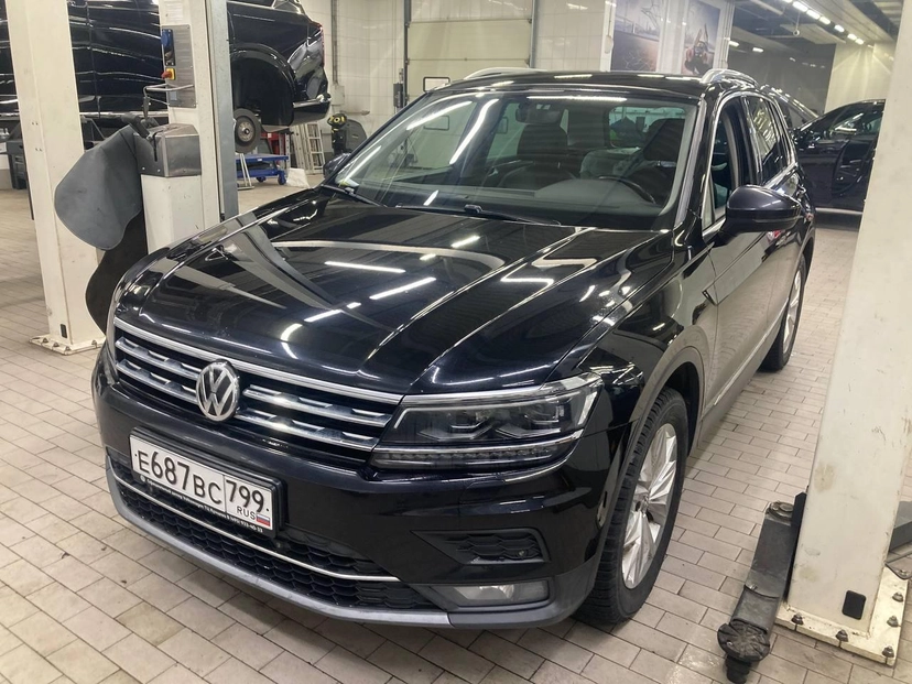 Автомобиль Volkswagen Tiguan II поколение 2.0 AMT 4WD (180 л.с.) Sportline Чёрный 2017 с пробегом 155 087 км