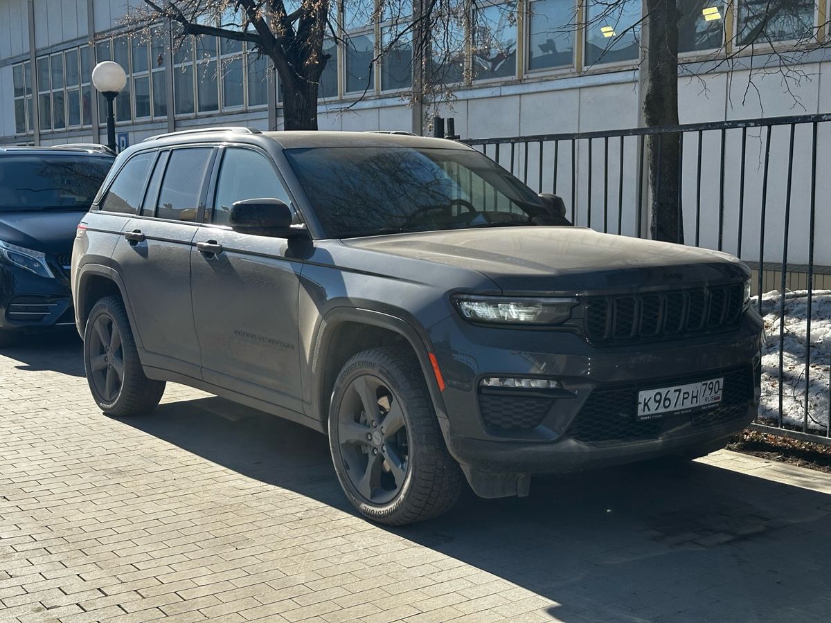 Автомобиль Jeep Grand Cherokee V поколение (WL) 2.0 AT 4WD (272 л.с.) Limited Серый 2023 с пробегом 42 000 км