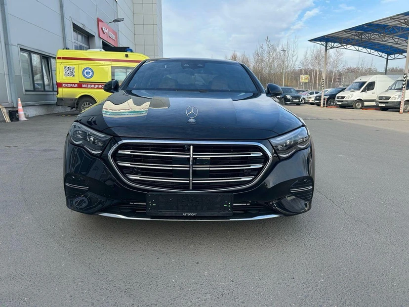 Автомобиль Mercedes-Benz E-Класс VI поколение (W214/S214) 2.0 AT 4Matic (258 л.с.) AMG Line Чёрный 2025 с пробегом 110 км